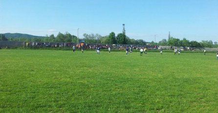 UTAKMICA PREKINUTA, UZAŠNE SCENE: Navijač usred utakmice pucao iz oružja, igrači bježali s terena