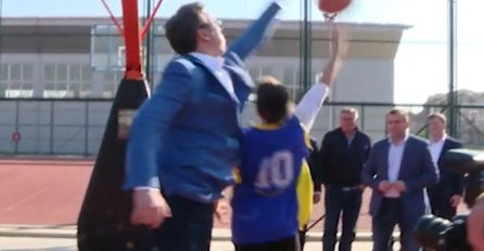 VUČIĆ POKAZAO KOŠARKAŠKO UMIJEĆE, A ONDA GA JE "ZALIJEPO": O ovoj BANANI priča region! (VIDEO)