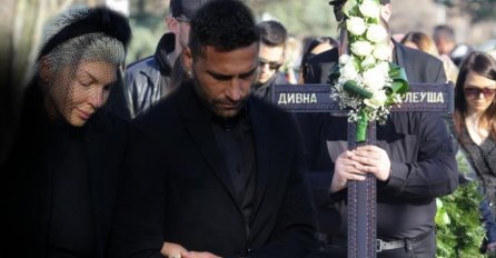 ONA JE ČUVALA KARLEUŠINE KĆERKE ZA VRIJEME DIVNINE SAHRANE: Vidite KO JE sestra Duška Tošića!