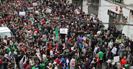 Hiljade Alžiraca protestuju protiv novog privremenog predsjednika