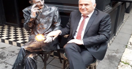 Valentin Inzko posjetio Tesla Pub i  slikao se sa Nikolom Teslom