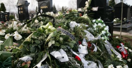 UOČI 40 DANA KARLEUŠA DOŠLA NA MAJČIN GROB I URADILA JEDNU STVAR: Svi bruje o ovom detalju, da li vidite? 