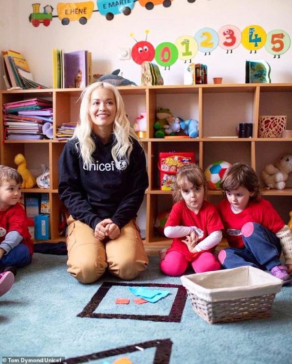 12110904-6908557-a-surprise-visit-the-singer-beamed-with-joy-as-she-met-school-ch-a-60-1554930959388