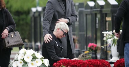 PROŠLO JE 40 DANA OD SMRTI DIVNE, JELENA DOŠLA NA MAJČIN GROB: Plače i ljulja se, a onda je ovo spustila na spomenik, NAJEŽIT ĆETE SE! 