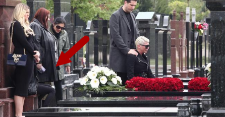 JELENA KARLEUŠA NA GROB MAJKE POVELA KĆERKU ATINU: Samo je pala, kad su vidjeli ovaj PRIZOR, ZALEDILI SU SE!
