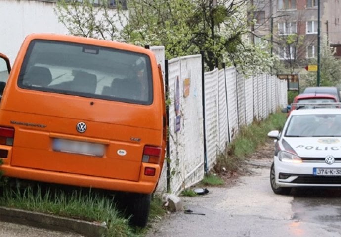 Vozač kombija udario u Klinički centar Univerziteta u Sarajevu, DOŽIVIO SRČANI UDAR, pa ga prevezli u drugu bolnicu!