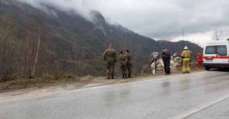 DETALJI TEŠKE NESREĆE NA PUTU SARAJEVO-PALE: Tri osobe poginule nakon slijetanja automobila u Miljacku