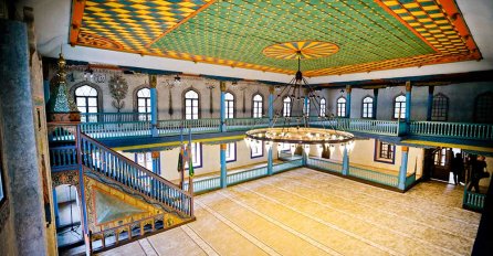 TRAVNIČKA LJEPOTICA PONOVO U STAROM SJAJU: Džamija u centru grada nakon obnove otvorena i oduševila građane!