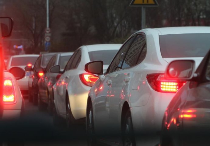 PAŽNJA! OD PONOĆI IZMJENE U SAOBRAĆAJU: Ovim ulicama nećete moći da prođete, a evo i do kada!