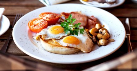 ZBOG OVAKVOG DORUČKA SE DEBLJAMO: Jedna namirnica najviše goji i stvara naslage na stomaku, a svi je jedemo - NIJE HLJEB