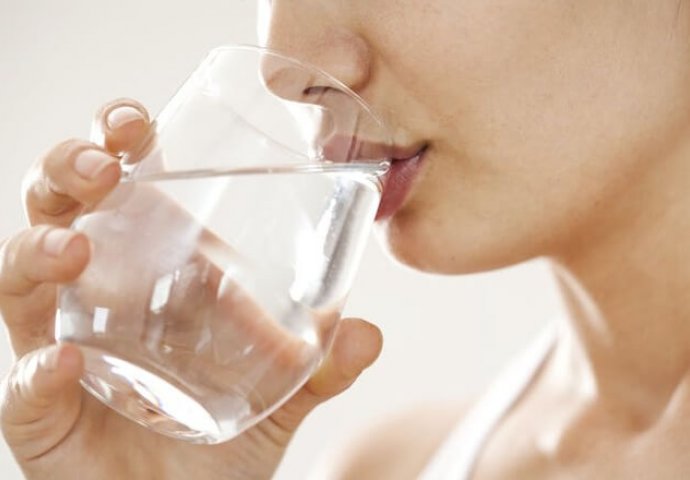 KARDIOLOG OBJASNIO: Za zdrav život potrebna vam je samo 1 čaša vode!