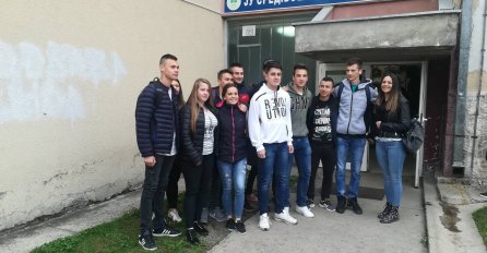 NAKON TRI DUGE GODINE, hrabri Slavko Mršević ponovo u školi! Svi u razredu nisu mogli KRITI SUZE zbog njegovog povratka...