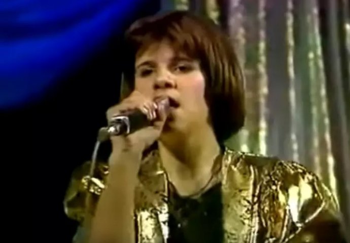Ova pjevačica je prvi put nastupila sa 13 godina, NEĆETE JE PREPOZNATI! Danas izgleda kao prava BOMBA, iznenadit će vas o kome je riječ! (VIDEO)