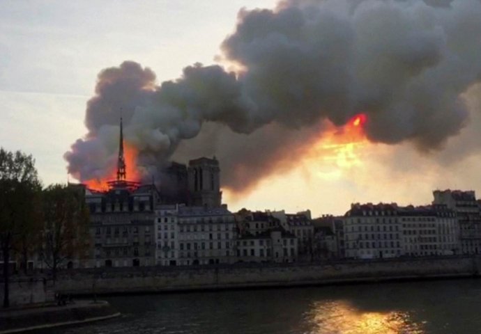 POŽAR GUTA HISTORIJSKU GRAĐEVINU: Srušio se toranj crkve Notre Dame, DRAMATIČNI SNIMCI OBILAZE SVIJET (VIDEO)