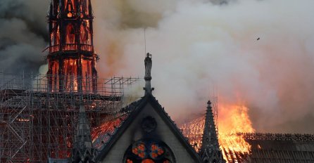Nakon tornja urušio se krov katedrale Notre Dame, vatrogasci pokušavaju ugasiti požar, spašavaju se umjetnička djela