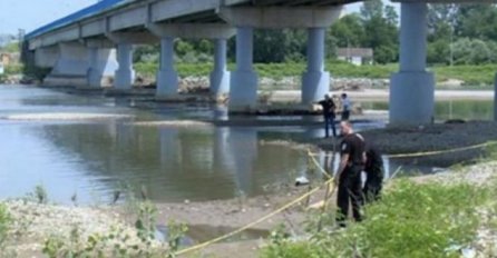 JEZIVO! Zaustavio vozilo na mostu, preskočio ogradu i skočio u smrt