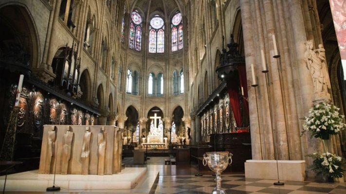 190415-barbie-notre-dame-03-y8hi5l