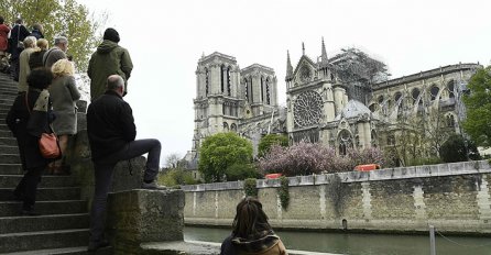 Zbog visokih temperatura pada kamenje s Notre Damea