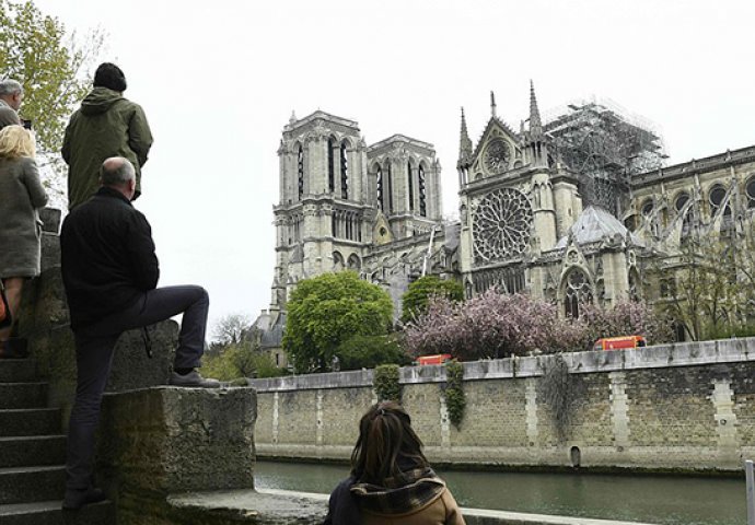 Zbog visokih temperatura pada kamenje s Notre Damea