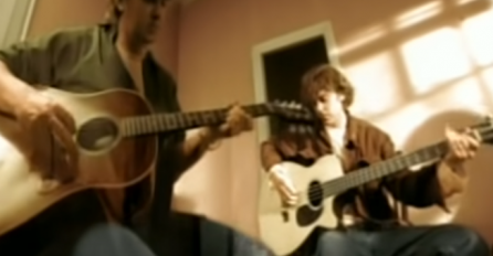 MNOGI OVO NE ZNAJU! Ova pjesma je UNIŠTILA živote mladim ljudima, a svi je i dalje pjevamo (VIDEO)