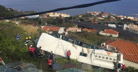 STRAVIČNA NESREĆA POGINULO 28 LJUDI: Autobus se survao u PROVALIJU, ljudi bespomoćno gledaju U LEŠEVE! (VIDEO)