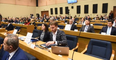 Stanivuković na sjednici izvadio račun iz restorana: "Dunjevača, šljivovica, pa ovdje se samo pije alkohol, alkohol, alkohol..."