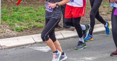 NAJBIZARNIJA SCENA SA BEOGRADSKOG MARATONA: Trkači je gledali u čudu, vidite li ŠTA RADI KOD DRVETA? (FOTO)