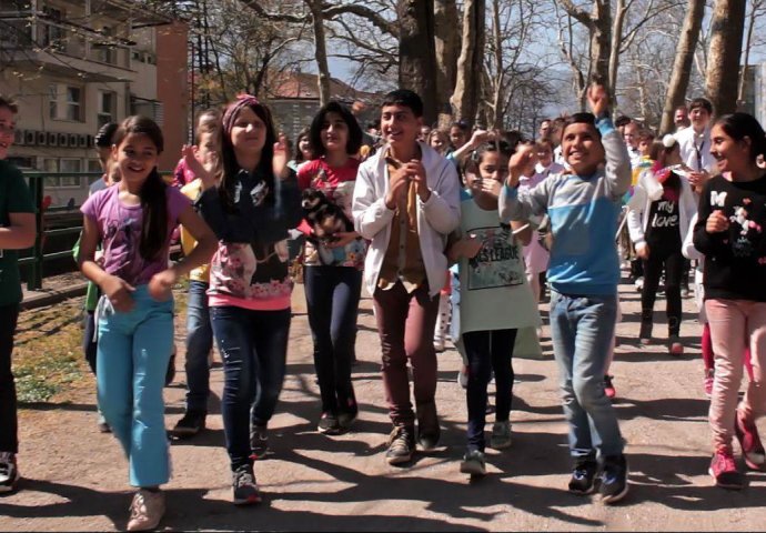 Djeca Bihaća i vršnjaci migranti snimili video spot za pjesmu “Djeca svijeta“