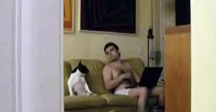 POTAJNO JE SNIMALA SVOG SUPRUGA I PSA NA KAUČU: Ali, nije očekivala da će se ovo desiti 