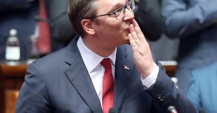 PRIČALI SU DA SE VUČIĆ UDEBLJAO I DA NE LIČI NA SEBE, A SAD SU GA USLIKALI NA MITINGU U BEOGRADU: Evo kako zaista izgleda, SVI SU U NJEGA GLEDALI! (FOTO)