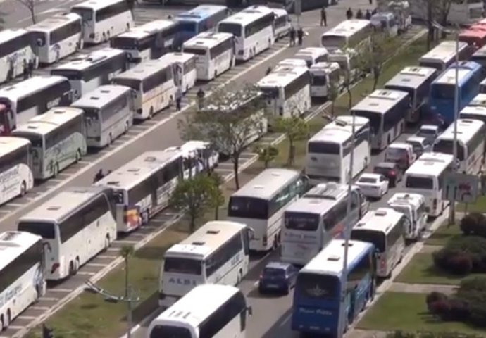 Snimak autobusa u kojima su pristalice Vučića stigle u Beograd na miting nasmijala je čitav region! GRAD BIO BLOKIRAN, ON SE HVALIO, ALI JE ISTINA TUŽNA