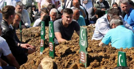 KLANJANA DŽENAZA I OBAVLJEN UKOP VLASENIČKIM ŽRTVAMA: TRAGA SE ZA JOŠ 1.000 UBIJENIH