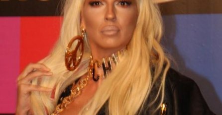 NEKOLIKO SATI PRIJE SUĐENJA, JELENA KARLEUŠA POSLALA VRANJEŠU PORUKU: Svi bruje o njenom razvodu, A ONA JE OVO NAPISALA (FOTO)