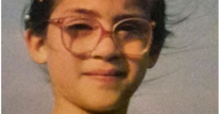 KAO DJEVOJČICA NOSILA JE ŠTREBERSKE NAOČALE: Sada je najbogatija SRPKINJA, KUPA SE U PARAMA, a izgleda kao GROM, KO JE ONA? (FOTO)