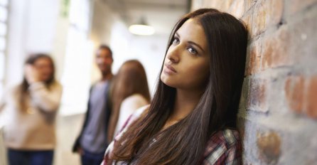 "Sjedim ja danas na kafi u kafiću preko puta fakulteta i gledam jednu djevojku"