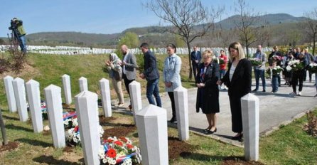 Obilježavanje 12 godina od tragedije, cvijeće na mezarima šest sarajevskih beba