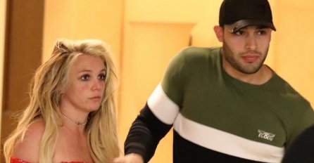 SLAVNA PJEVAČICA IZAŠLA IZ PSIHIJATRIJE: Nikada nije izgledala gore, fanovi nisu mogli vjerovati KAKO ONA DANAS IZGLEDA! 