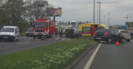STRAVIČNA NESREĆA, LJUDI LEŽE NA TRAVI:  Jednog izvlačili  iz auta, SAOBRAĆAJ BLOKIRAN!