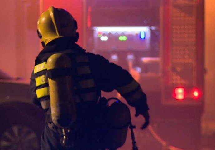 Buknuo veliki požar kod Sarajeva, gori skladište firme, vatrogasci na terenu