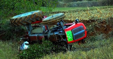 NESREĆA PRILIKOM RADA! Traktor se prevrnuo, a muškarac poginuo tragično