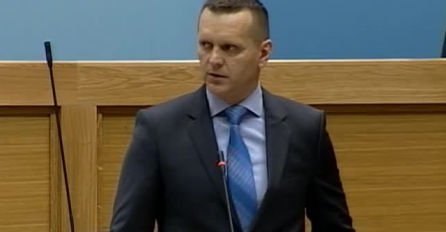 Dragan Lukač podnosi izvještaj skupštini o ubistvu Slaviše Krunića