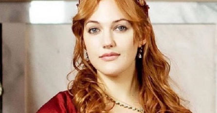 PAMTIMO JE KAO PRELIJEPU HUREM, ALI SADA SE UPROPASTILA PLASTIČNIM OPERACIJAMA: Fanovi zgroženi, EVO KAKO IZGLEDA! (FOTO)