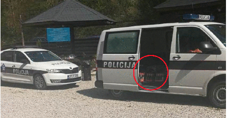ŽENA JE USLIKALA POLICIJSKI KOMBI NA ODMARALIŠTU U BIH: Kad je vidjela šta se nalazi unutra, NIJE MOGLA SEBI DOĆI, KAKO IH NIJE STID?! (FOTO)
