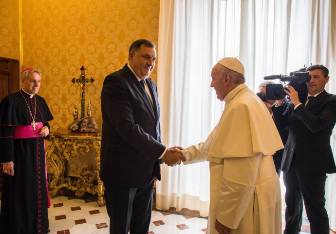 Papa Dodiku poklonio izjavu koju je potpisao sa imamom džamije Al-Azhar