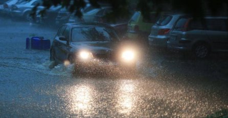STRAŠNO NEVRIJEME RUŠI SVE PRED SOBOM: Nosi ograde i ploče sa krovova, vjetar prevrće automobile
