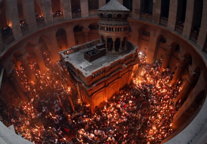 ZASIJAO BLAGODATNI OGANJ U JERUSALIMU: Okupljeni hrišćani uzviknuli "HRISTOS VASKRSE"