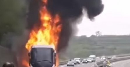 JEZIV PRIZOR NA AUTOPUTU: Vatra progutala autobus (VIDEO)