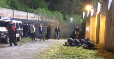 Navijači Želje klanjaju akšam ispred Tušnja