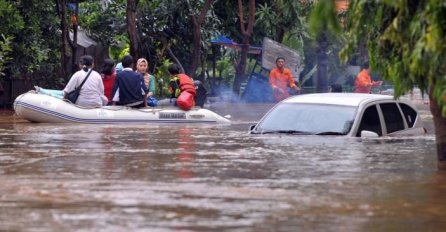 U poplavama u Indoneziji najmanje 17 mrtvih, hiljade raseljenih
