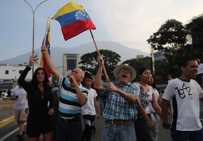 Maduro pozvao narod na ulicu da štite domovinu i ustavni poredak
